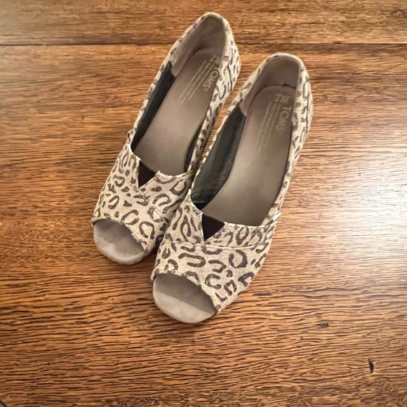 Tom’s leopard print open toe wedges - Picture 2 of 5